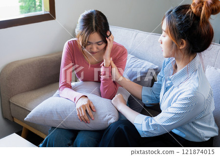 A psychiatrist counseling her patient 121874015