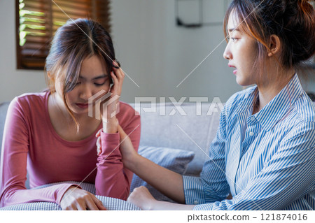 A psychiatrist counseling her patient 121874016