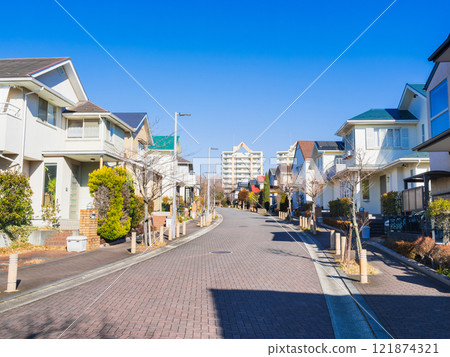 Image of a utility pole-free town 121874321