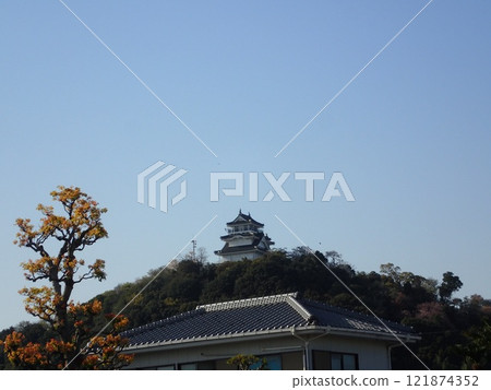 The former Torii Ryuzo Memorial Museum is a complex located on the summit of Mt. Myoken in Fuya-cho, Naruto City, at the site of the main citadel of Fuya Castle. 121874352