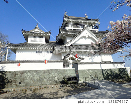 The former Torii Ryuzo Memorial Museum is a complex located on the summit of Mt. Myoken in Fuya-cho, Naruto City, at the site of the main citadel of Fuya Castle. The former Torii Ryuzo Memorial Museum is a complex located on the summit of Mt. Myoken in Fuya-cho, Naruto City, at the site of the main citadel of Fuya Castle. 121874357