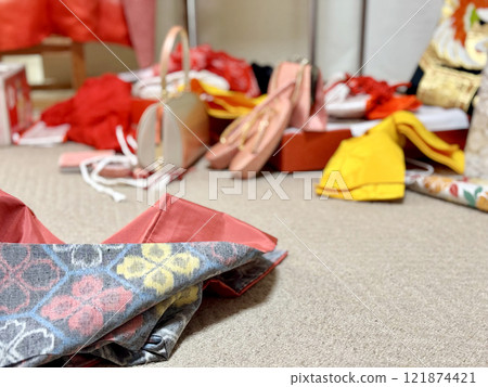 房間裡散落著和服、和服袋、涼鞋和其他配件。 房間裡散落著和服、和服袋、涼鞋和其他配件。 121874421