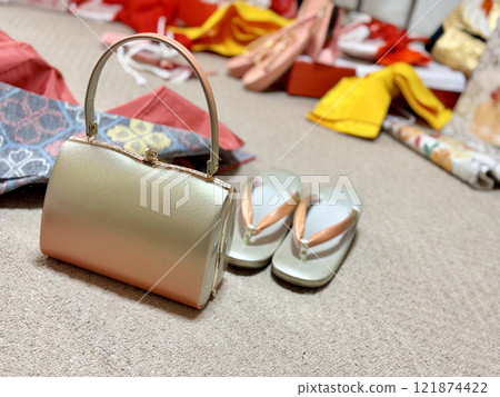 房間裡散落著和服袋和涼鞋等配件 房間裡散落著和服袋和涼鞋等配件 121874422