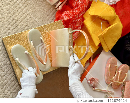 戴著白手套、拿著和服配件的俯視圖 戴著白手套、拿著和服配件的俯視圖 121874424