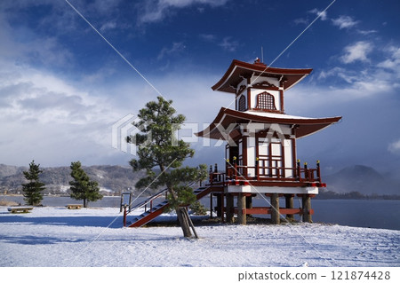 Lake Toya in early winter: Ukimido Hall in snow 121874428
