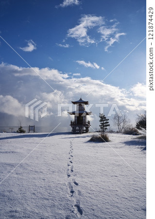 Lake Toya in early winter: Ukimido Hall in snow 121874429
