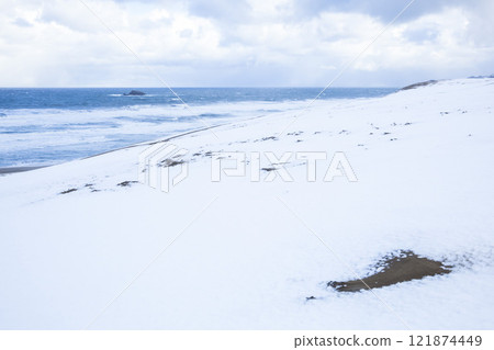 Snow scene of Tottori Sand Dunes in winter Tottori Prefecture Tottori Sand Dunes 121874449