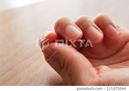 女人的手放在桌上 121875044