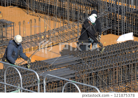 新建公寓加固工作現場 121875378