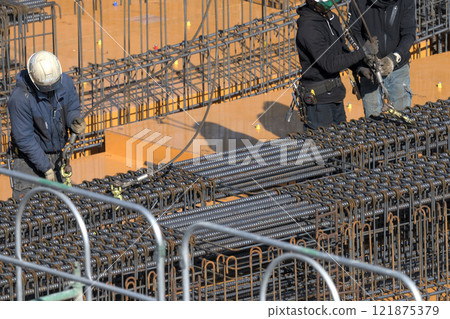 新建公寓加固工作現場 121875379