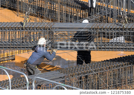 新建公寓加固工作現場 121875380