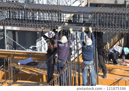 新建公寓加固工作現場 121875386