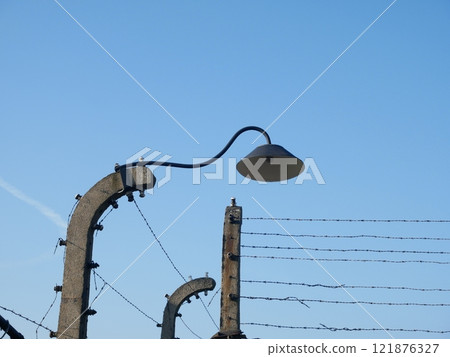 比克瑙集中營鐵絲網（波蘭） 121876327