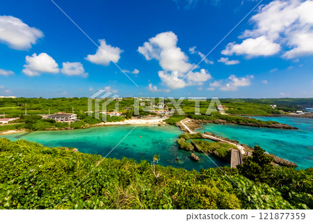 從宮古島伊姆格亞海洋花園觀景台看到翠綠的海、白的沙灘和藍天 121877359
