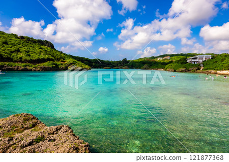 宮古島 Imgya 海洋花園美麗的翠綠大海和藍天 121877368