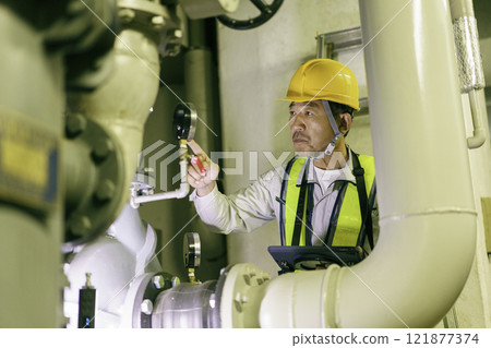 男性工人用平板電腦進行檢查攝影合作:電波學園教育法人東京電子專門學校 男性工人用平板電腦進行檢查攝影合作:電波學園教育法人東京電子專門學校 121877374