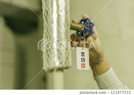 關閉閥門的男性工人的手部特寫攝影合作：電波學園教育法人、東京電子專門學校 121877572
