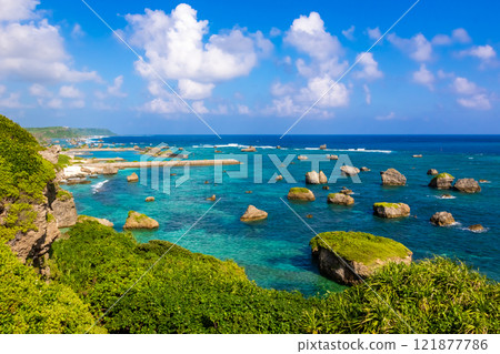 宮古島東平安名崎,翠綠的大海和藍天中滾動的岩石 宮古島東平安名崎,翠綠的大海和藍天中滾動的岩石 121877786