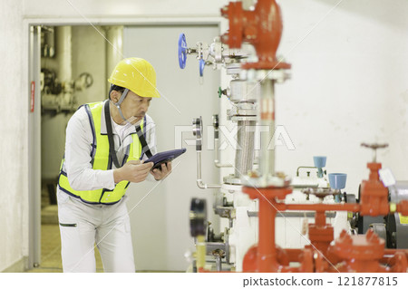 男性工人用平板電腦進行檢查攝影合作：電波學園教育法人東京電子專門學校 121877815