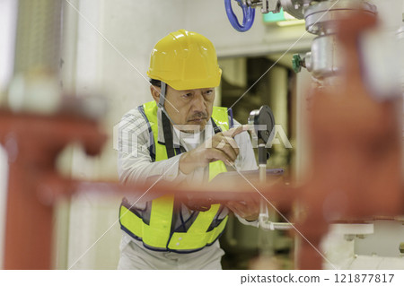 男性工人用平板電腦進行檢查攝影合作:電波學園教育法人東京電子專門學校 男性工人用平板電腦進行檢查攝影合作:電波學園教育法人東京電子專門學校 121877817