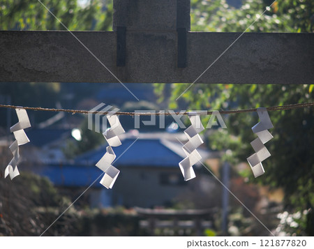 神社鳥居和注連繩上搖曳的紙的風景 神社鳥居和注連繩上搖曳的紙的風景 121877820