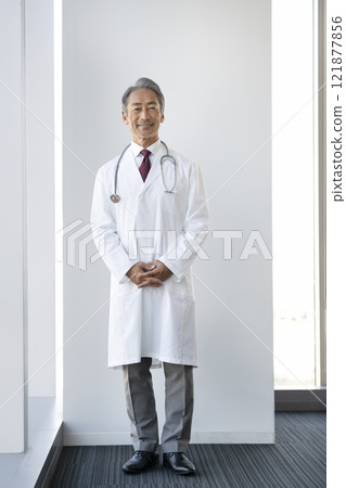 60 多歲的男醫生看著鏡頭 121877856