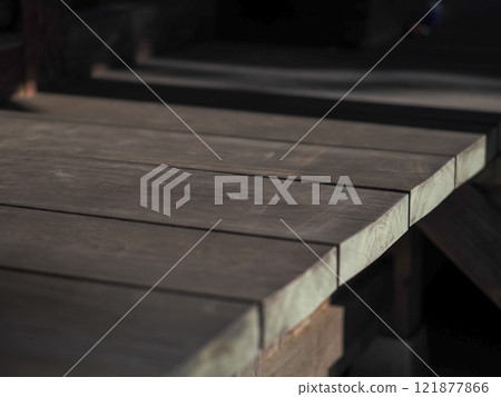 木門廊上反射的光影形成美麗的對比 121877866