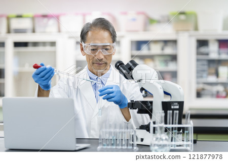 研究/實驗圖片：資深研究員使用試管和滴管 121877978