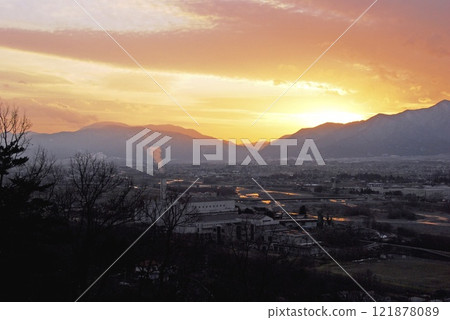 從山看的日落的城市 121878089