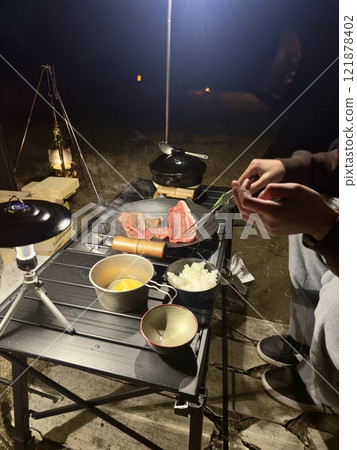 在營地烤肉 121878402