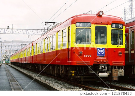 京急電鐵 1000 型感謝畫廊列車停靠在車站 京急電鐵 1000 型感謝畫廊列車停靠在車站 121878433