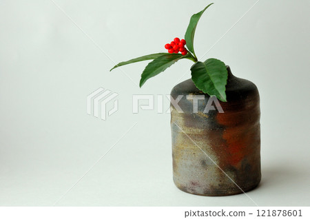 Sarcandra glabra and Bizen ware Sarcandra glabra and Bizen ware 121878601