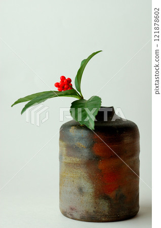 Sarcandra glabra和Bizen器皿 Sarcandra glabra和Bizen器皿 121878602