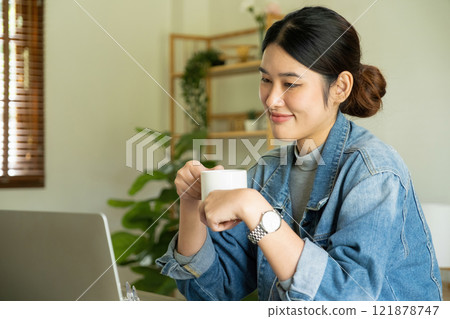 Young female architect taking a break from work. 121878747