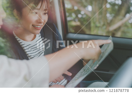 乘客座位上的一位女士用地圖指路 121878778