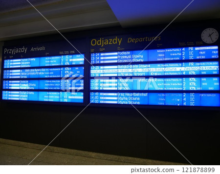 波蘭克拉科夫中央車站 (Krakow Glowny) 的到達和出發資訊板 波蘭克拉科夫中央車站 (Krakow Glowny) 的到達和出發資訊板 121878899