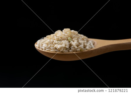 Close-up of brown rice in a wooden spoon 121879221