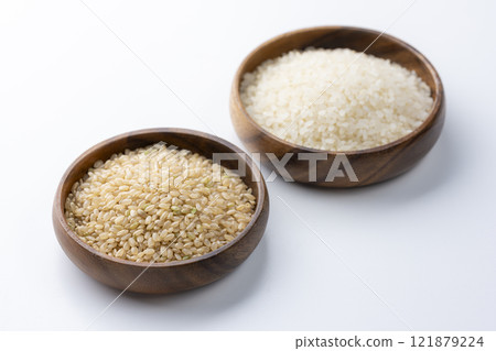 白色背景木盤上的白米和糙米 121879224