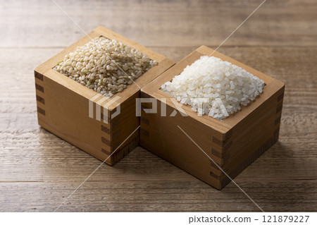 White rice and brown rice served in a wooden box 121879227