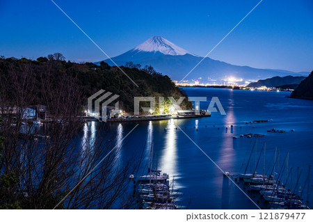[Shizuoka Prefecture] Uchiura Bay and Mt. Fuji illuminated by moonlight 121879477