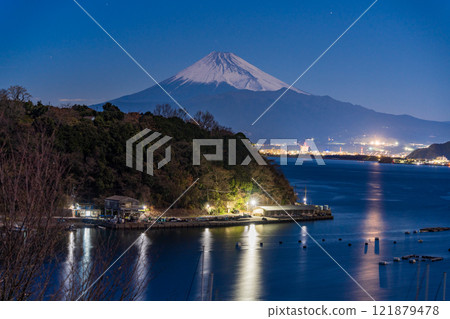 [Shizuoka Prefecture] Uchiura Bay and Mt. Fuji illuminated by moonlight 121879478