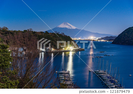 [Shizuoka Prefecture] Uchiura Bay and Mt. Fuji illuminated by moonlight 121879479