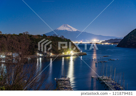 [Shizuoka Prefecture] Uchiura Bay and Mt. Fuji illuminated by moonlight 121879481