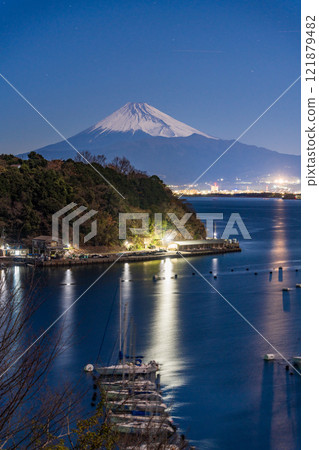 [Shizuoka Prefecture] Uchiura Bay and Mt. Fuji illuminated by moonlight 121879482