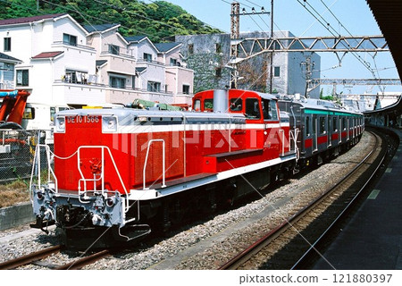 Tokyu Corporation 5000 series (Class A transport) pulled by DE10 waiting to depart at Zushi 121880397
