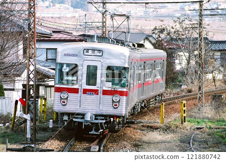 長野電鐵 3500 系列在長野線往湯田中方向行駛 長野電鐵 3500 系列在長野線往湯田中方向行駛 121880742