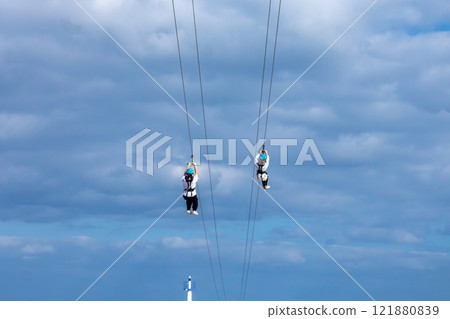 白色的沙灘,藍色的大海和天空。沖繩太陽碼頭喜來登度假酒店的海上滑索 白色的沙灘,藍色的大海和天空。沖繩太陽碼頭喜來登度假酒店的海上滑索 121880839