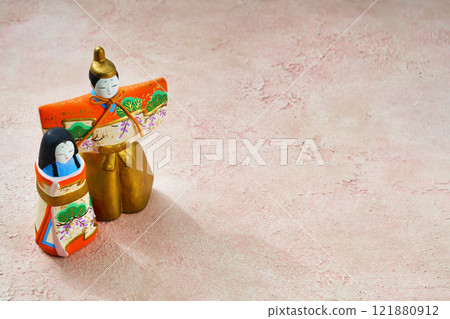 粉紅色背景上的 Hina 娃娃（左側是女性娃娃，右側是男性娃娃），帶有複製空間 121880912