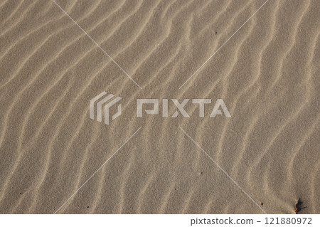 海邊沙灘上的波浪圖案 海邊沙灘上的波浪圖案 121880972