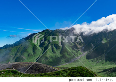 雲彩懸掛在大自然的山上 雲彩懸掛在大自然的山上 121881649